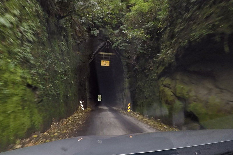 途中にある「モキ・トンネル」。クルマ1台分の幅しかなく不気味……もとい味のある空間だ。なお、下記のファンガモモナ・ホテル（Whangamomona Hotel）よりも先に行った場所にあるので紹介が前後していることは注記しておく