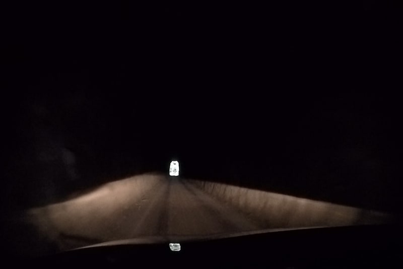 途中にある「モキ・トンネル」。クルマ1台分の幅しかなく不気味……もとい味のある空間だ。なお、下記のファンガモモナ・ホテル（Whangamomona Hotel）よりも先に行った場所にあるので紹介が前後していることは注記しておく