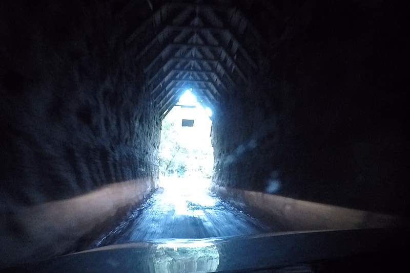 途中にある「モキ・トンネル」。クルマ1台分の幅しかなく不気味……もとい味のある空間だ。なお、下記のファンガモモナ・ホテル（Whangamomona Hotel）よりも先に行った場所にあるので紹介が前後していることは注記しておく