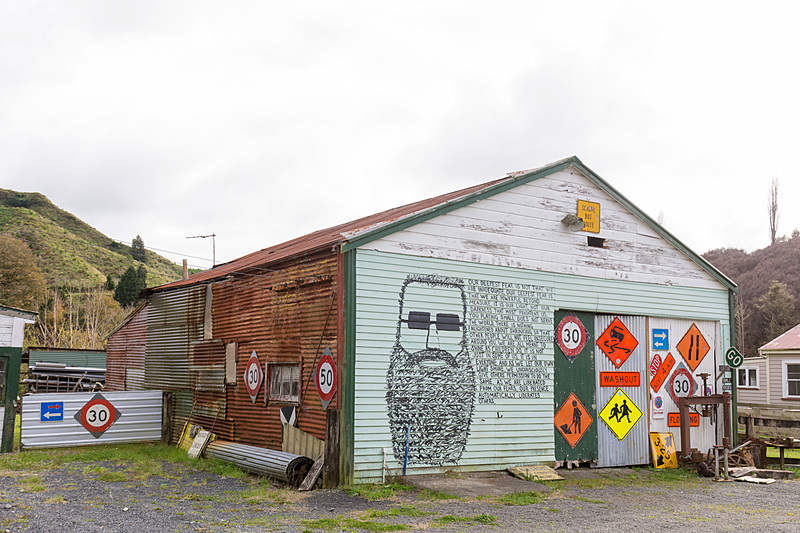 任期中に死去した第4代大統領が所有していたというガレージと似顔絵