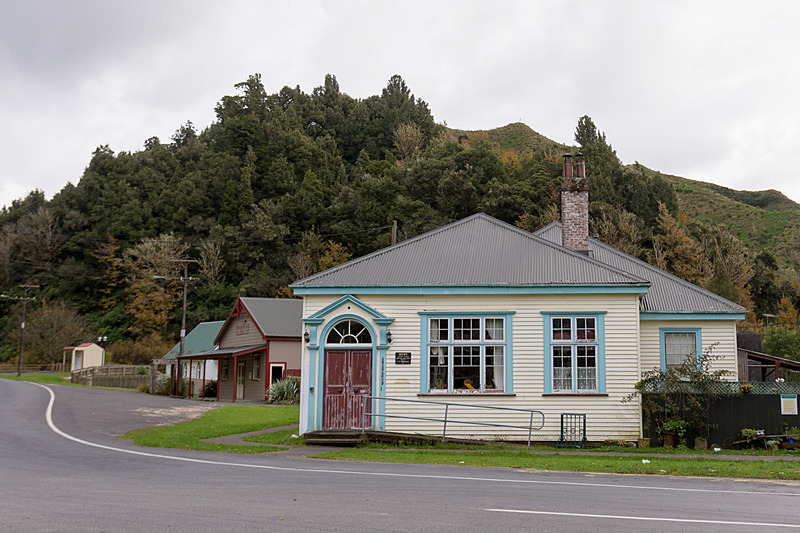 こうした古くてかわいい木造建築物が並ぶ。ヒツジを飼っている家も