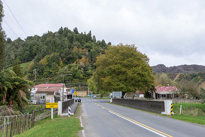 街の脇を流れるファンガモモナ川と、その川をまたぐフォーゴットン・ワールド・ハイウェイの橋