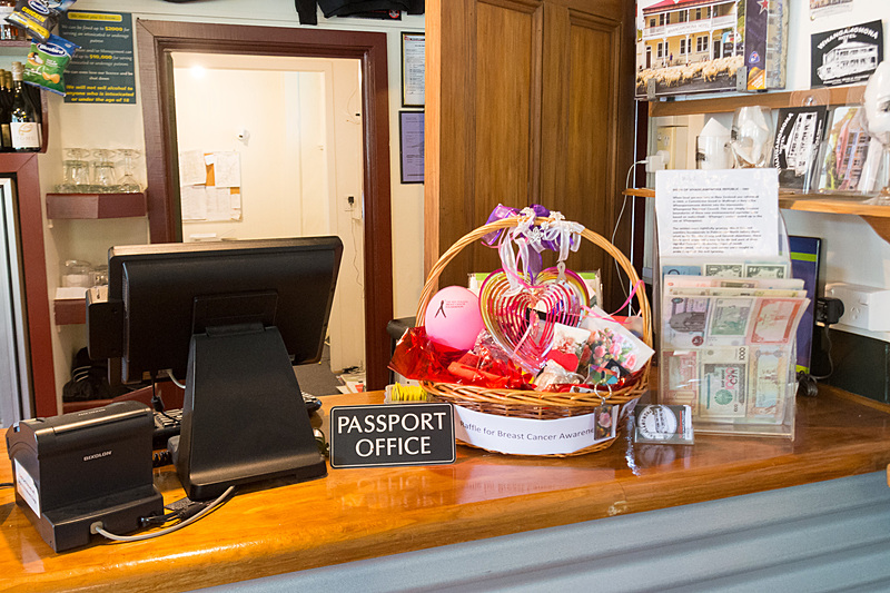 ホテルのカウンターに「パスポートオフィス」。2ニュージーランドドル（約160円）で、自分のパスポートにスタンプを押してもらえる