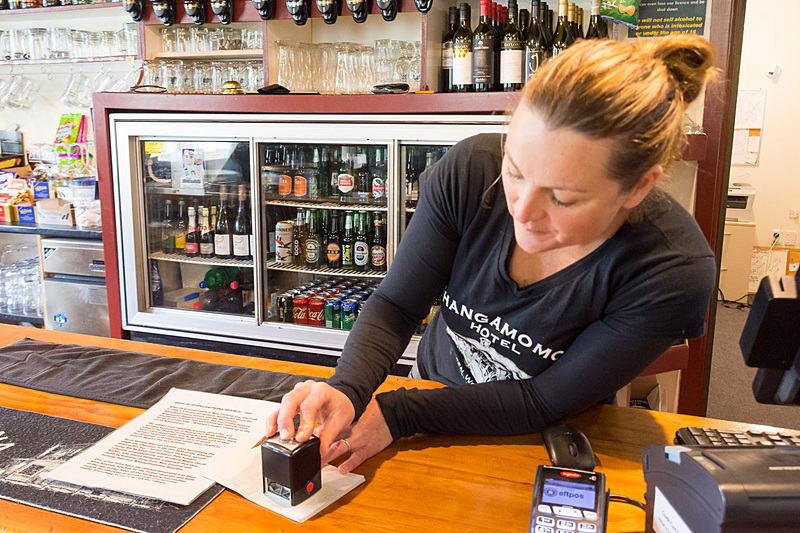 ホテルのカウンターに「パスポートオフィス」。2ニュージーランドドル（約160円）で、自分のパスポートにスタンプを押してもらえる