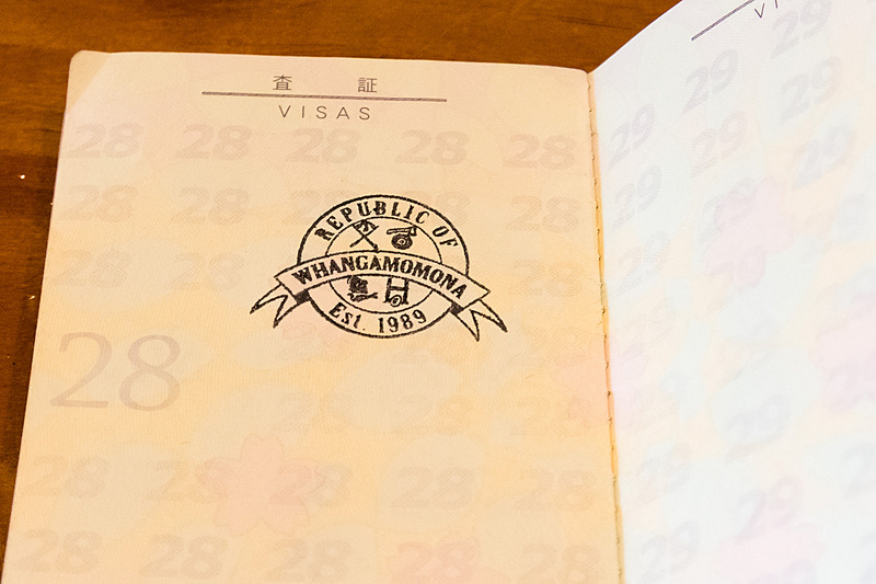 ホテルのカウンターに「パスポートオフィス」。2ニュージーランドドル（約160円）で、自分のパスポートにスタンプを押してもらえる