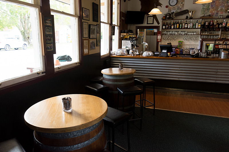 昔ながらの風情をそのまま残す館内。国交の象徴だろうか、さまざまな国の紙幣が壁に貼られているのも印象に残った