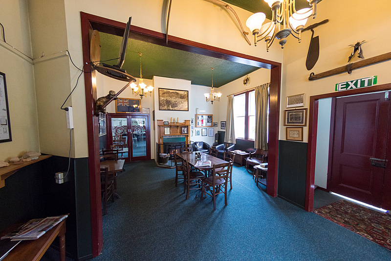 昔ながらの風情をそのまま残す館内。国交の象徴だろうか、さまざまな国の紙幣が壁に貼られているのも印象に残った