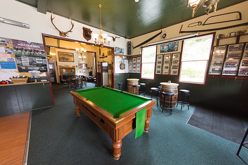 昔ながらの風情をそのまま残す館内。国交の象徴だろうか、さまざまな国の紙幣が壁に貼られているのも印象に残った