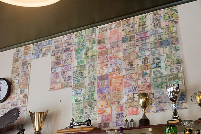 昔ながらの風情をそのまま残す館内。国交の象徴だろうか、さまざまな国の紙幣が壁に貼られているのも印象に残った