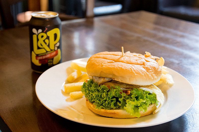 ビーフパティにベーコンやチーズなどをはさんだ「Whanga Burger」。飲み物はニュージーランドといえばコレ！の炭酸ドリンク「L＆P」