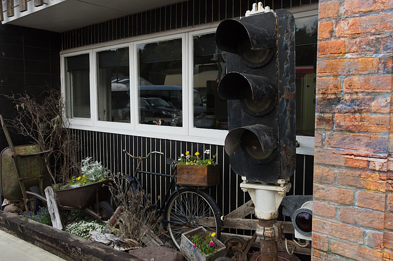 事務所には廃線になる前に使われていた鉄道グッズが飾られている