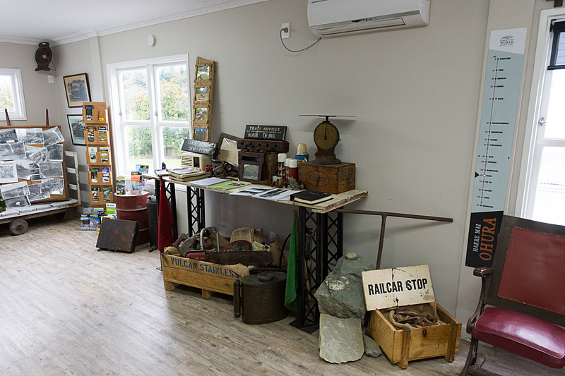 事務所には廃線になる前に使われていた鉄道グッズが飾られている