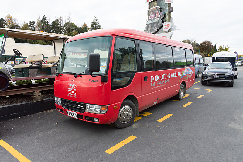 バスでレールカート/レールバイクのスタート地点まで移動。途中、山火事の危険度を表わす標識も