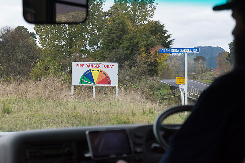 バスでレールカート/レールバイクのスタート地点まで移動。途中、山火事の危険度を表わす標識も