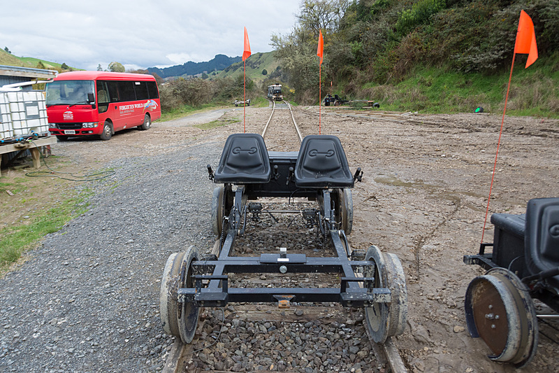 2人乗りのレールバイク。地面が近くで迫力がある