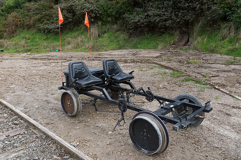 2人乗りのレールバイク。地面が近くで迫力がある