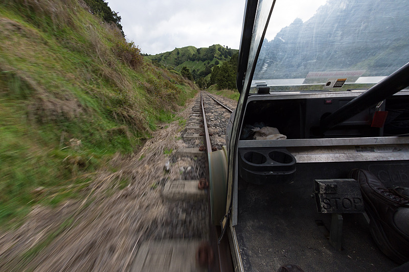 おそらく時速15～20km程度だと思うが、小刻みな振動や本物のエンジンのおかげもあってスピード感は抜群
