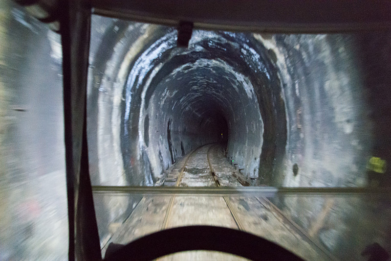 小さなトンネルも雰囲気たっぷり。少しひんやりしているのも気持ちよい