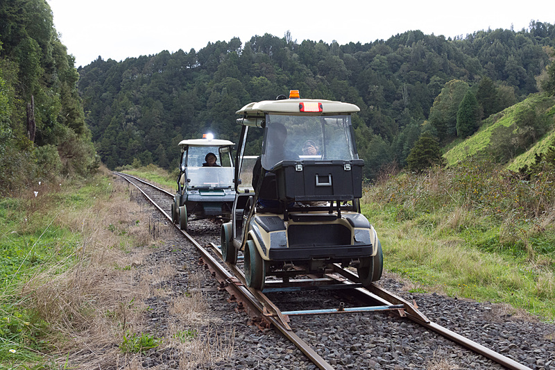 1台目は反転したあとバックして奥で待機。2台目を反転させる