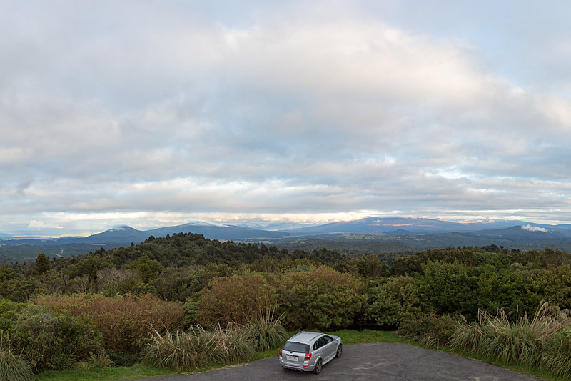 このあたりにトンガリロ国立公園の山々がある……ハズ