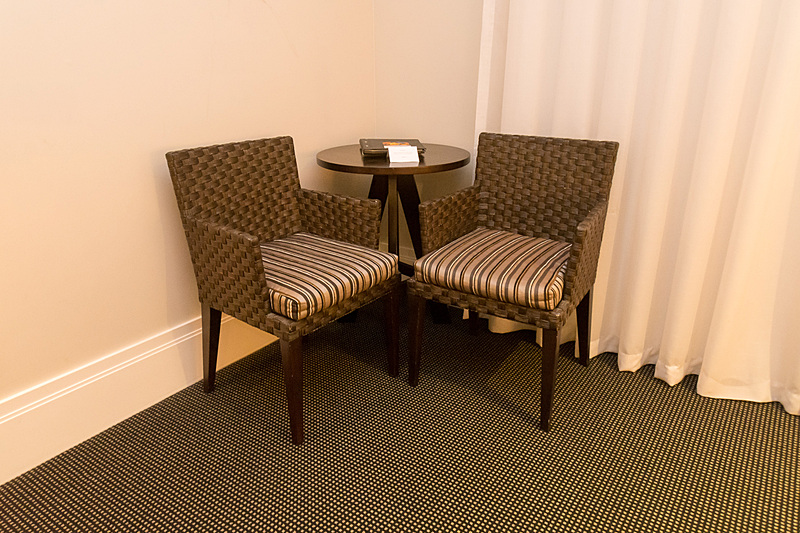 ワーキングデスクと、ソファ＋テーブルを備える