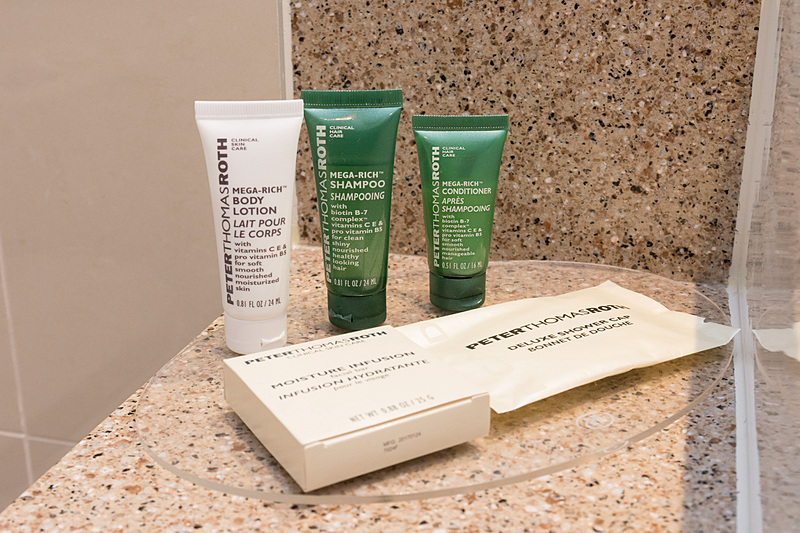 バスタブとシャワーブースを備える広いバスルーム。タオルウォーマーが便利