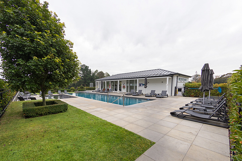 プールやジム。深さ60cmと浅めのプールもある。ジムの横にはサウナも