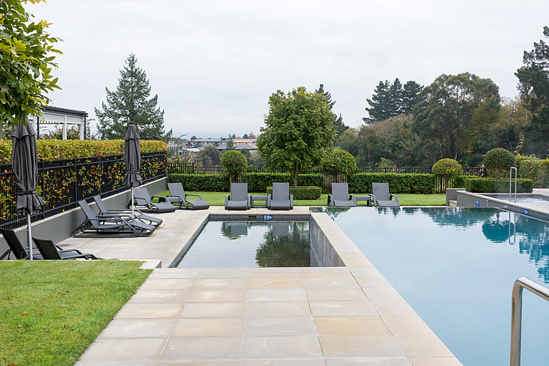 プールやジム。深さ60cmと浅めのプールもある。ジムの横にはサウナも