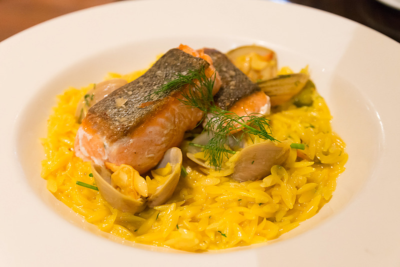 キングサーモンとサフランオルゾー