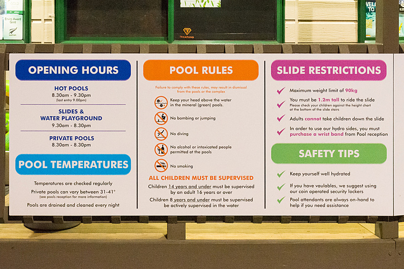 「タウポ・デブレッツ・スパ・リゾート」。メインの建物の脇から温泉プールへ向かう