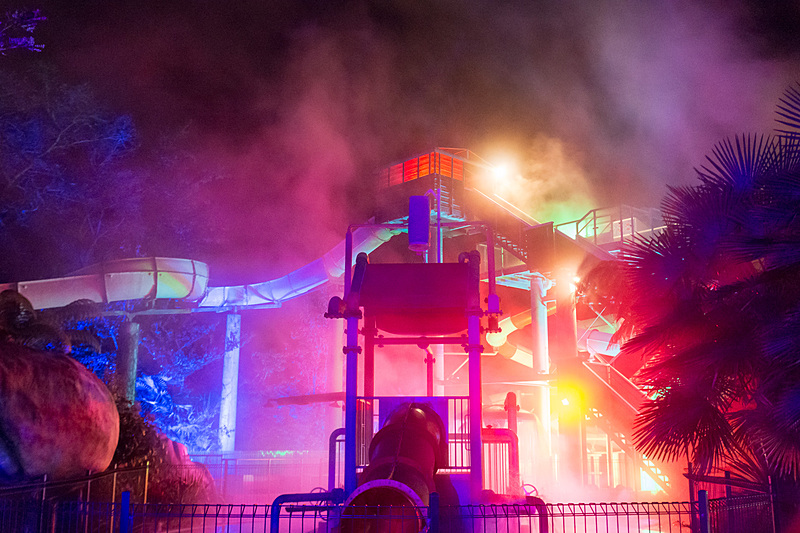 夜間はまるでライブ会場かなにかのような派手なライトアップ