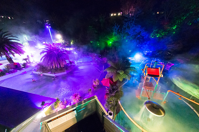 夜間はまるでライブ会場かなにかのような派手なライトアップ