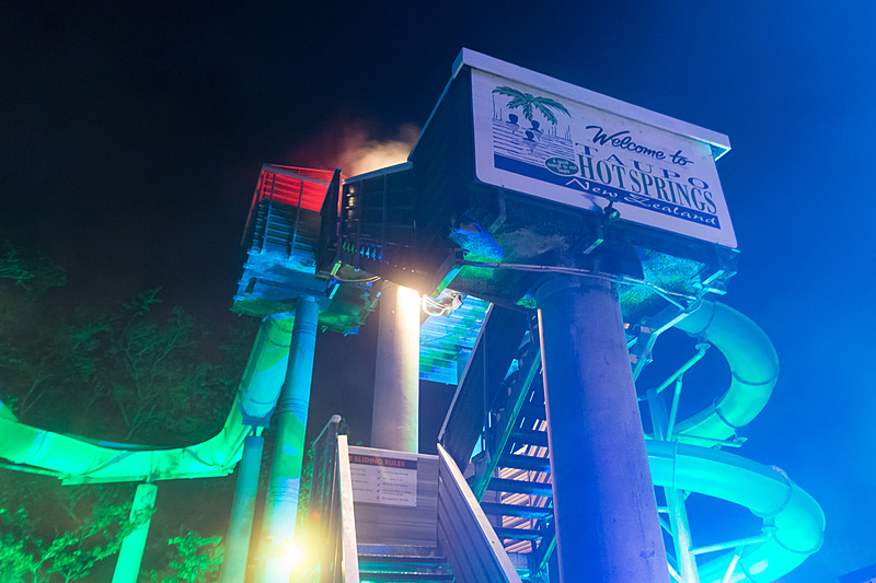 ウォータースライダー。オープンエアの滑り台（途中からトンネル）と、最初からトンネルをくぐっていくタイプの2種類がある