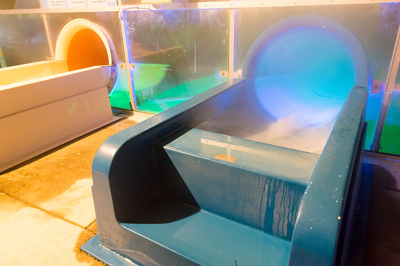 ウォータースライダー。オープンエアの滑り台（途中からトンネル）と、最初からトンネルをくぐっていくタイプの2種類がある