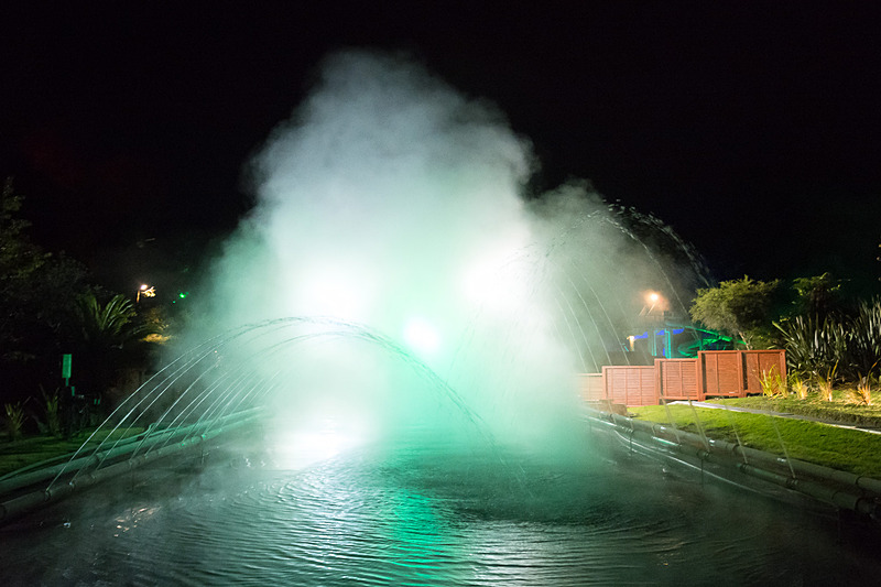 通常は非公開のエリアを特別に見せてもらった。源泉から引いてきたお湯を、まず噴水のようにして外気に触れさせて冷やしたあと、攪拌できるプールでさらに適切な温度に冷やしていく