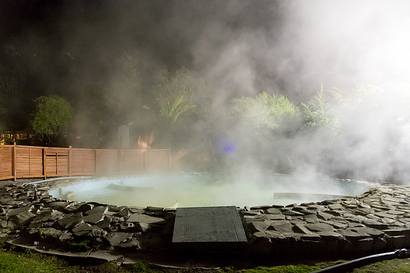 通常は非公開のエリアを特別に見せてもらった。源泉から引いてきたお湯を、まず噴水のようにして外気に触れさせて冷やしたあと、攪拌できるプールでさらに適切な温度に冷やしていく