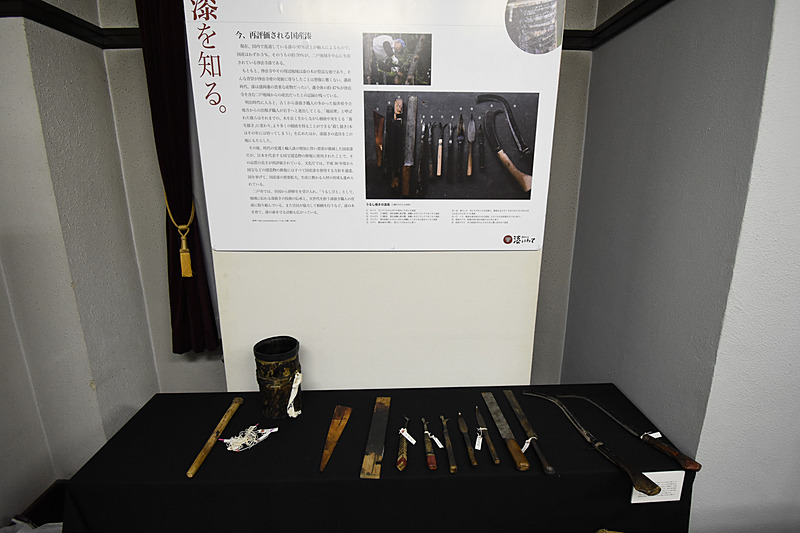 国内漆の生産量や漆掻きに使う道具、漆塗りの手順などを説明する企画展示