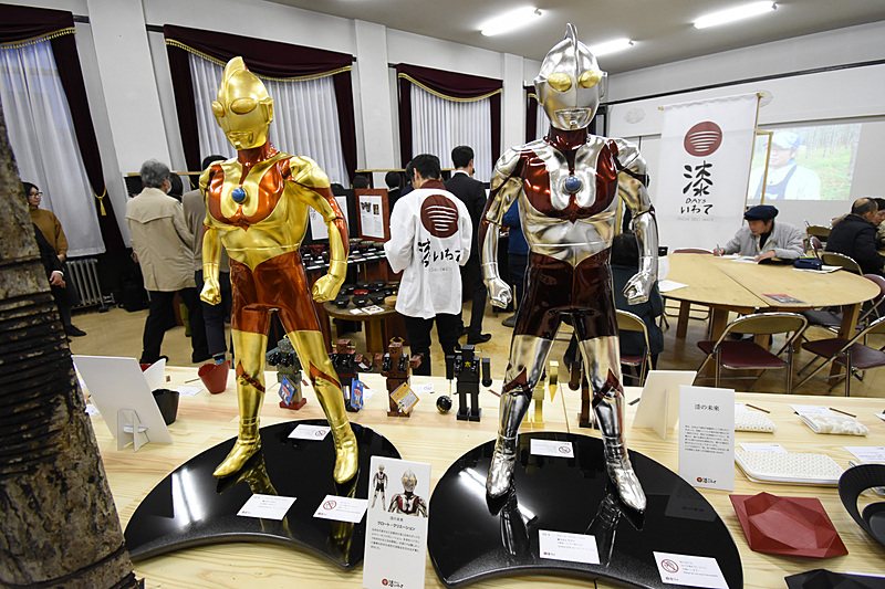 JR東日本の寝台列車「TRAIN SUITE 四季島」の客室に採用された浄法寺の漆パネルが参考展示してあった