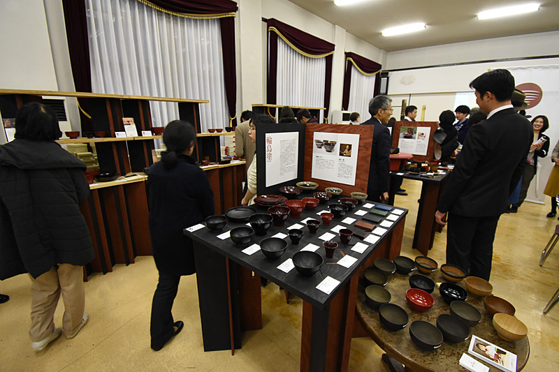 質素なものから細かい細工のものまで、さまざまな商品をその場で購入できる