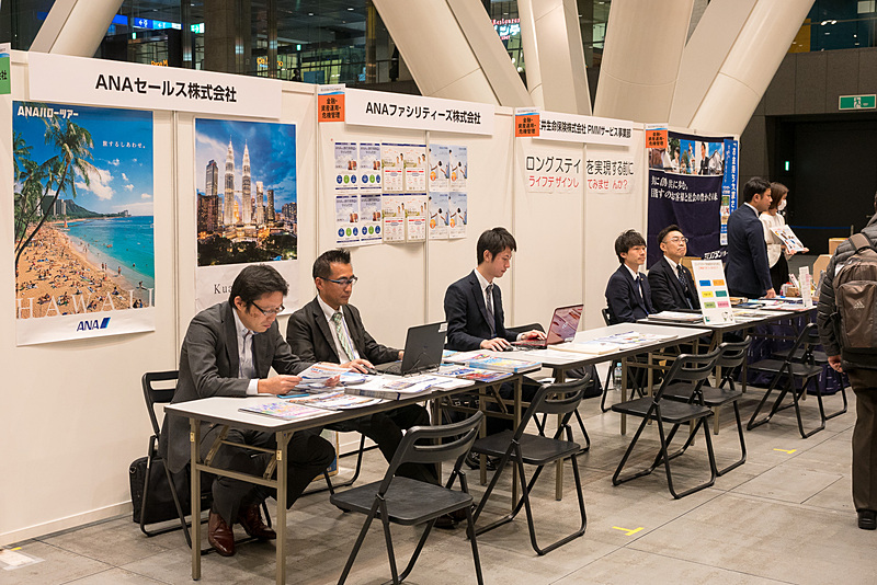 ロングステイフェア2017に出展したANAセールスのブースでは、早速、新運賃を訴求するチラシを配布した