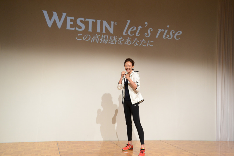 SHIHOさんが登場。普段からエクササイズを行なっているとのことで、とても健康的な姿