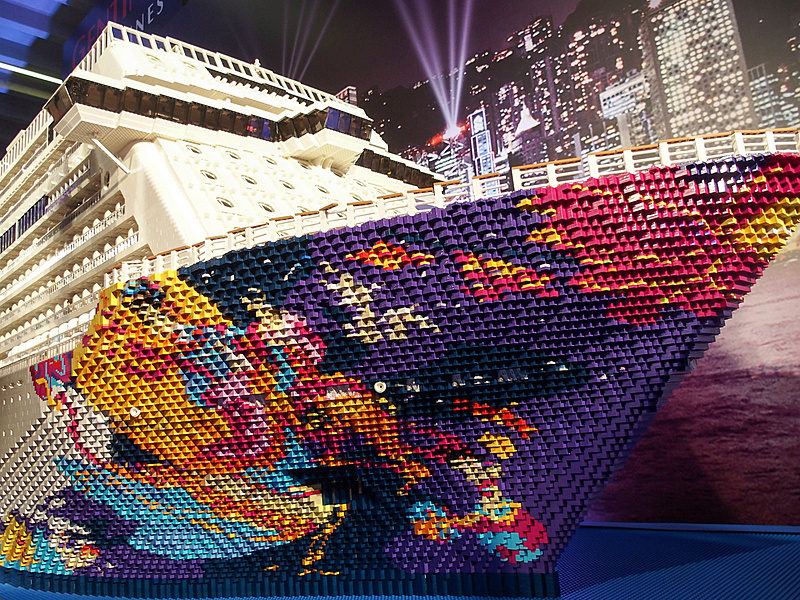 ワールドクルーズ所属客船の特徴といえるハルペイントも再現した