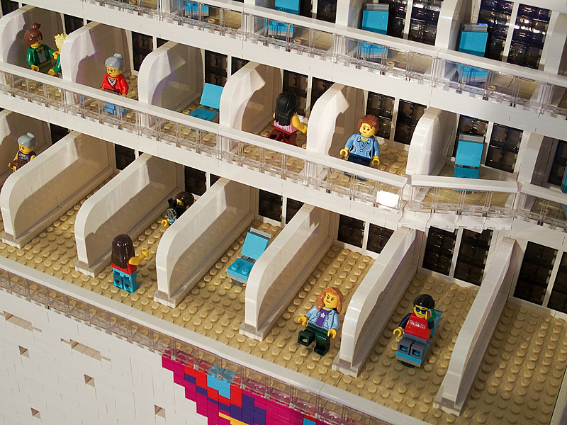 バルコニー付き船室では乗客が思い思いに過ごしている