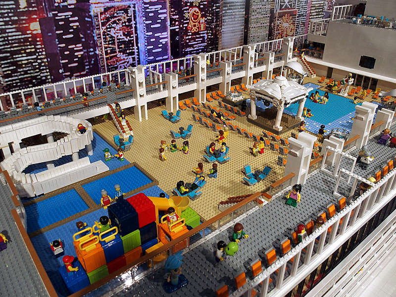 第16デッキに設けたメインプールやキッズウォーターパークとそのまわりを囲む第17デッキのサンデッキ、ファンネルを取り巻くように配置したウォータースライダーでも多くの人たちが楽しんでいる