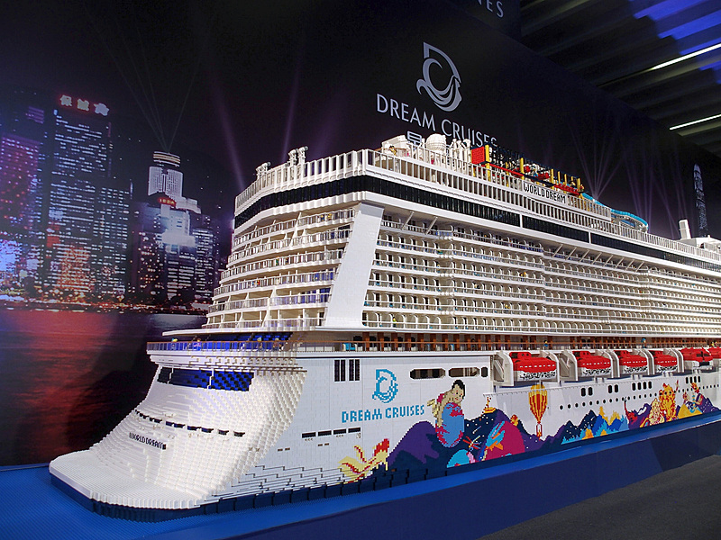 船尾のなだらかな傾斜と広大なスターンステップ