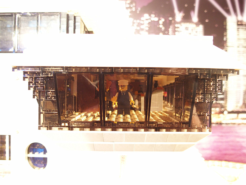 ブリッジのウィングから内部を覗くと、中からもこちらを見ている船員が