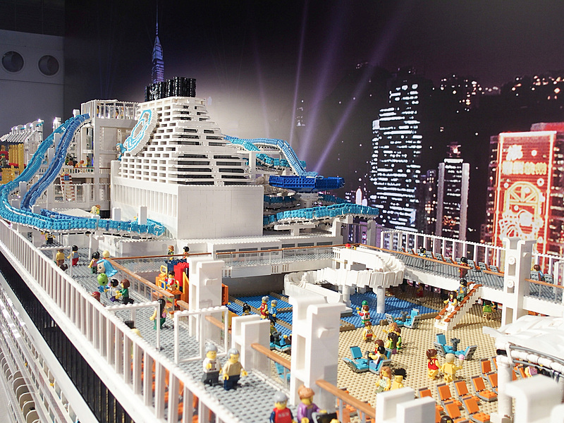 第16デッキに設けたメインプールやキッズウォーターパークとそのまわりを囲む第17デッキのサンデッキ、ファンネルを取り巻くように配置したウォータースライダーでも多くの人たちが楽しんでいる