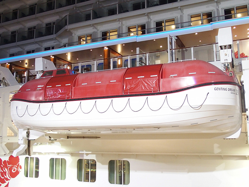 舷側に並ぶテンダーボートやライフボート