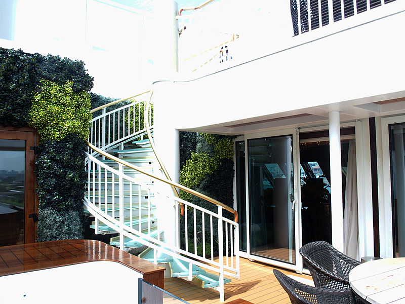 らせん階段を上がると“屋上”テラスにアクセスできる