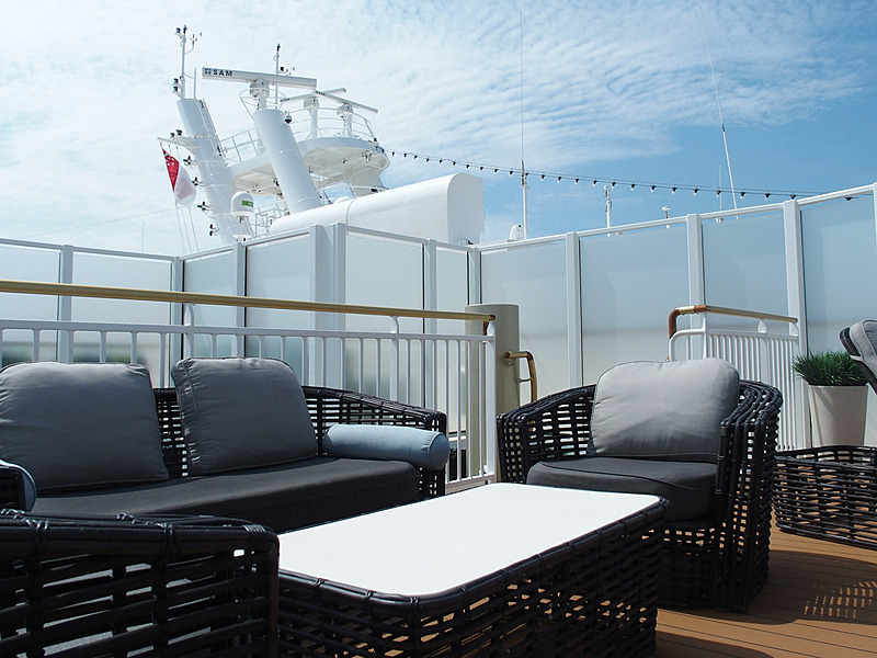 屋上テラスからマストに搭載した舶用機器や掲揚した信号旗を確認できる